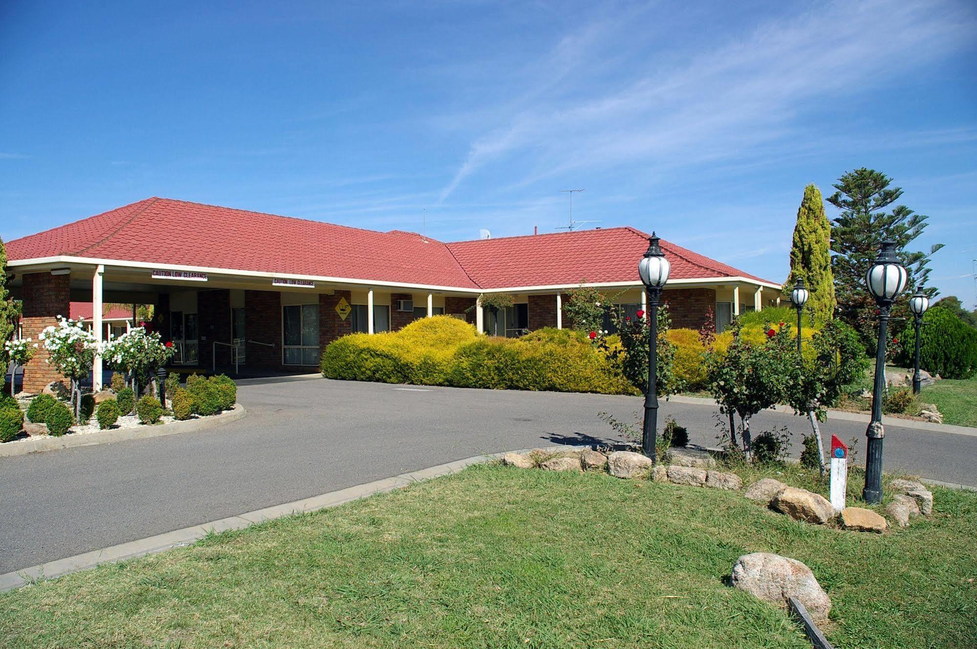 Pines Country Club Motor Inn Shepparton Exterior photo