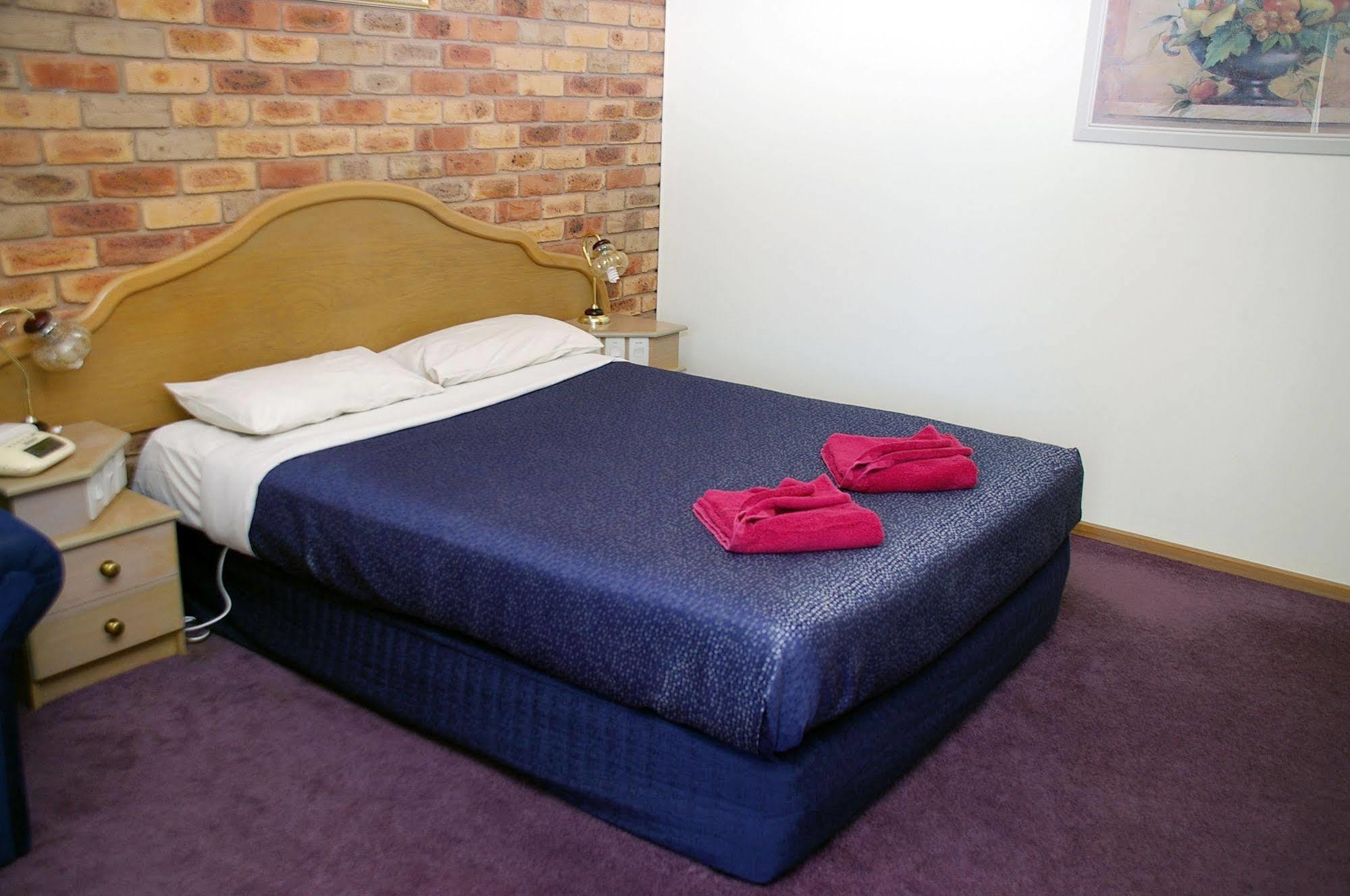 Pines Country Club Motor Inn Shepparton Exterior photo