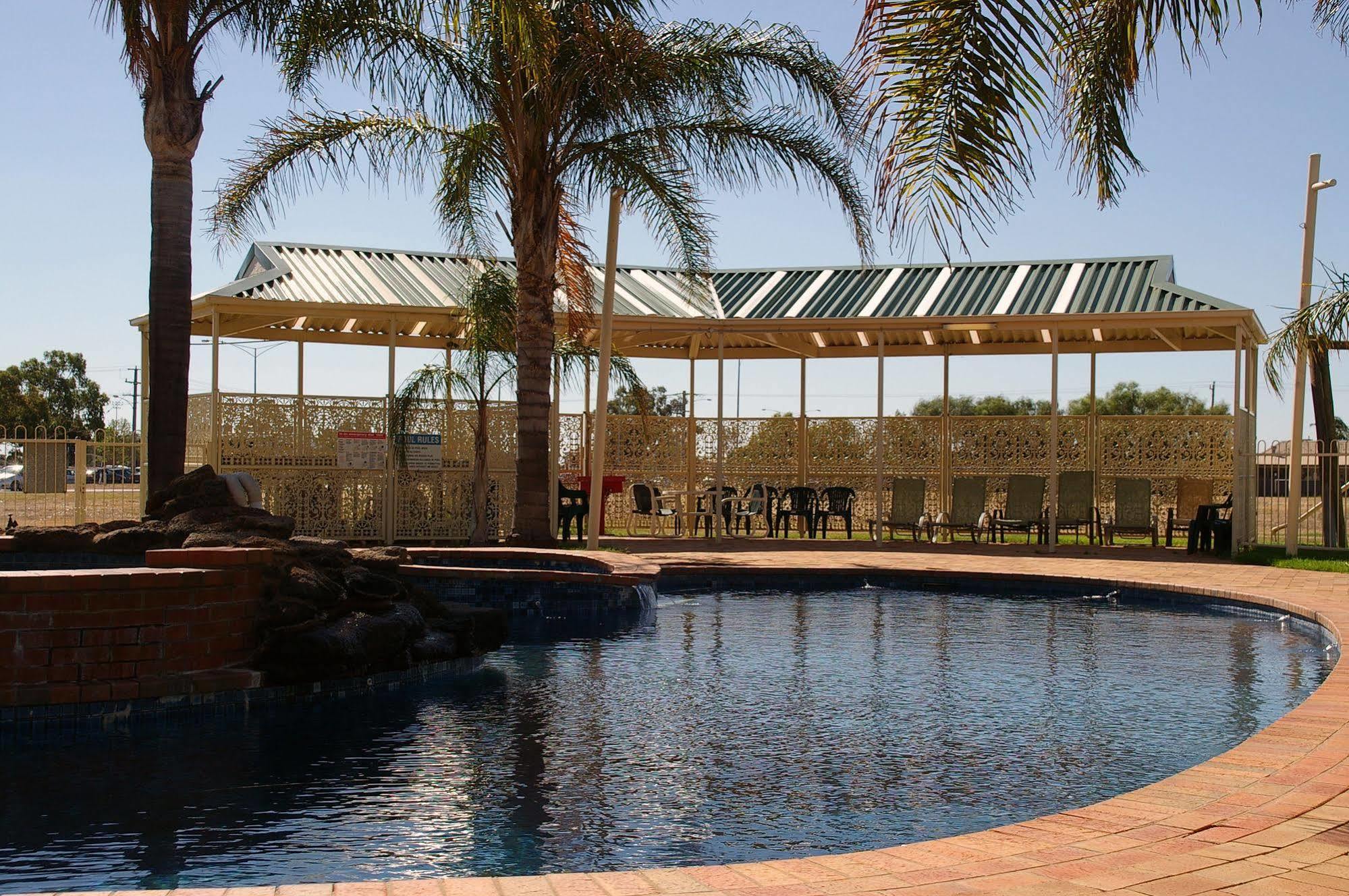 Pines Country Club Motor Inn Shepparton Exterior photo